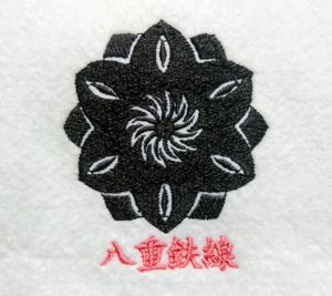 刺繍家紋の八重鉄線