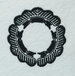 刺繍家紋の外郭部分三つ松輪