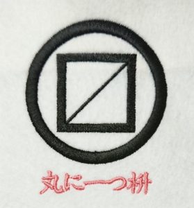 丸に一つ枡の刺繍家紋