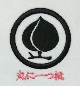丸に一つ桃の刺繍家紋