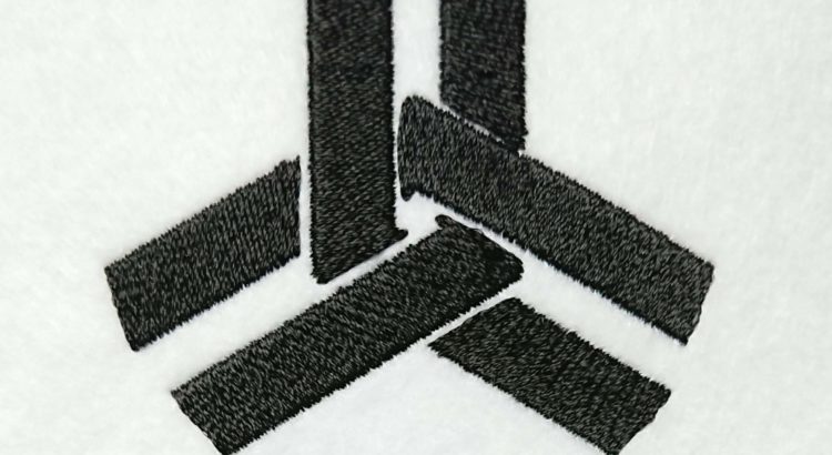 三つ組み合い山形の刺繍家紋