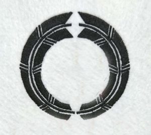 抱き矢の丸の刺繍家紋