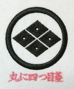 丸に四つ目菱の家紋