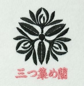 三つ集め蘭の家紋