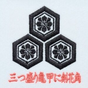 三つ盛り亀甲に剣花角