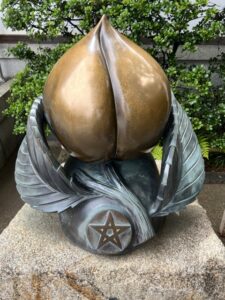 京都市上京区に清明神社にある「魔除けの桃」