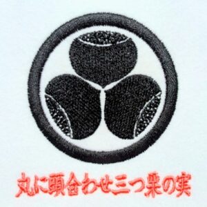 丸に頭合わせ三つ栗の実