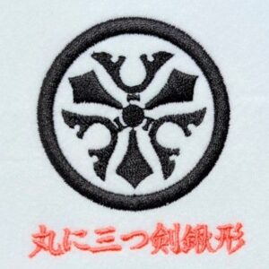 丸に三つ剣鍬形